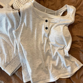 Bộ đồ ngủ nữ đơn giản, thanh lịch gồm 2 mảnh: áo tank top và quần short, có đệm mút bên trong.