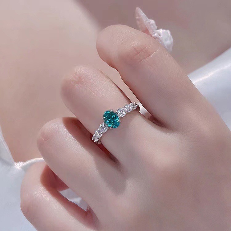 Nhẫn kim cương xanh sang trọng và tinh tế dành cho nữ