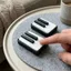 FUHUIOT Piano Căng Thẳng Clicker Móc Khóa, 3D In Mới Lạ Bàn Phím Đàn Piano Clicker, Tại Móc Khóa 5 Phím Bấm Nhựa Hiệu Ứng Âm Thanh Fidget Piano Clicker Charm Móc Khóa Chìa Khóa Xe Ô Tô