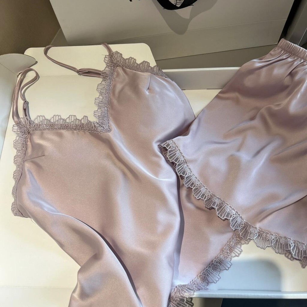 Đi kèm với Ngực Pad Bộ Đồ Ngủ Nữ Thoáng Mát Bên Trong Ice Silk Loungewear Set Sling Quần Short Pure Desire Style Có Thể Mặc Bên Ngoài Cô Gái Ngọt Ngào Cổ Chữ V Nữ Tính Mùa Hè Thoải Mái Thoáng Khí Hẹn Hò Tại Nhà Lười Kích Thước Lớn