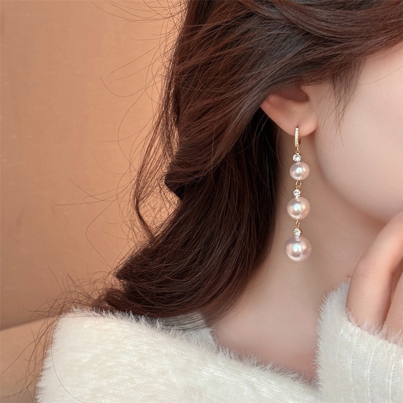Bông tai dài tua rua ngọc trai đính kim cương với thiết kế thanh lịch