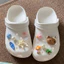 charm crocs chữ cái charm dép crocs chảm Giày Lỗ Giày Hoa Mùa Hè Đi Biển Đi Biển Dép Đi Biển Khóa Giày Thời Trang Dễ Thương Độc Đáo Tự Làm Ba Chiều Giày Trang Trí