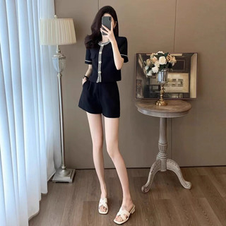 Bộ đồ thể thao mùa hè thời trang và sành điệu dành cho phụ nữ nhỏ nhắn, gồm áo tay ngắn và quần short