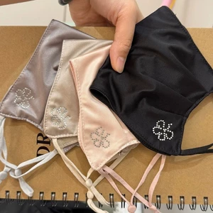 Mặt nạ chống nắng bằng lụa Satin với vải thoáng khí siêu mềm đính đá hoa lấp lánh