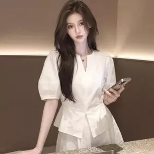 Mùa hè 2026 Phong cách mới Áo sơ mi tay phồng màu trắng dáng rộng phù hợp cho mọi trận đấu Vỏ bọc thiết kế ngắn tay bằng thịt Loo