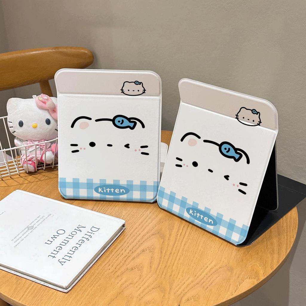 Gương gập cầm tay in Hello Kitty nền caro xanh dương