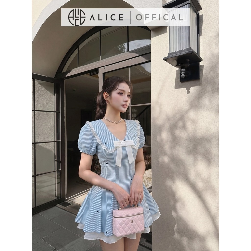 Váy Kẻ Sọc Xanh Cổ V Phối Ren Alice, Đầm Ngắn Xòe Thắt Nơ Thanh Lịch Tay Áo Ngắn Bồng Nhẹ T488