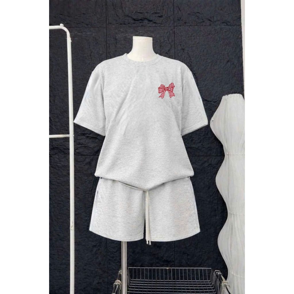Set đồ nam nữ: Quần đùi cộc dây to màu xám +đậm kết hợp áo phông xám đậm lá cờ basic đơn giản - thoitrangthubio