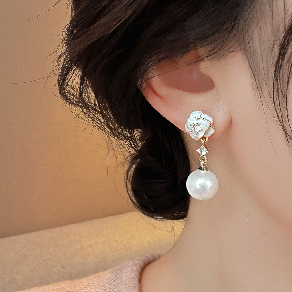 Bông tai ngọc trai hoa trà ngọt ngào và nữ tính
