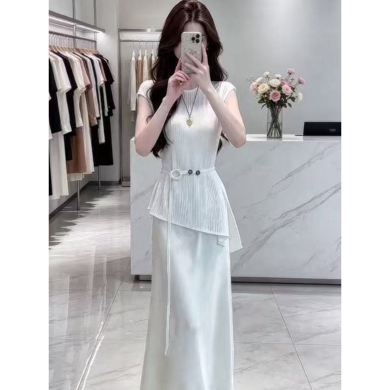 Bộ đồ thời trang nữ Mùa hè 2026: Áo đan rỗng + Váy satin hai dây, bộ hai mảnh