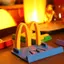 Giá đỡ điện thoại di động để bàn M McDonald 's Đồ trang trí nhỏ Văn phòng sáng tạo cho điện thoại di động