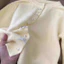 Áo len dệt kim màu vàng kem VN, được trang bị nơ 3D độc đáo, ánh sáng rất đẹp, thích hợp cho nữ, lý tưởng để mặc đầu xuân.