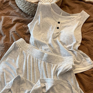 Bộ đồ ngủ nữ đơn giản, thanh lịch gồm 2 mảnh: áo tank top và quần short, có đệm mút bên trong.