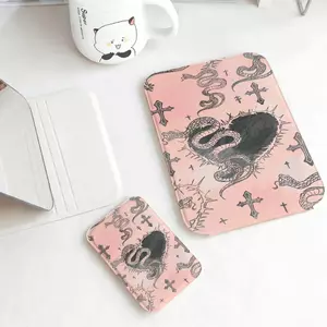 Gương gấp nền hồng họa tiết rắn độc đáo thời trang khác biệt dành cho người yêu phong