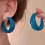 Bông tai hình chữ C nhẹ bằng nhựa hình chữ C Chunky Vòng mở đầy màu sắc — Bông tai tuyên bố tối giản
