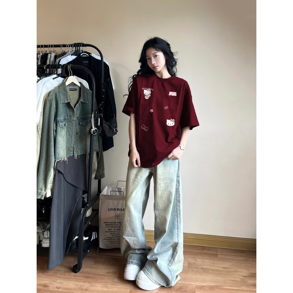 （Giao hàng 24h）Angela Áo thun tết nữ Đỏ mận form rộng cổ tròn Hello Kitty in hình cute local brand