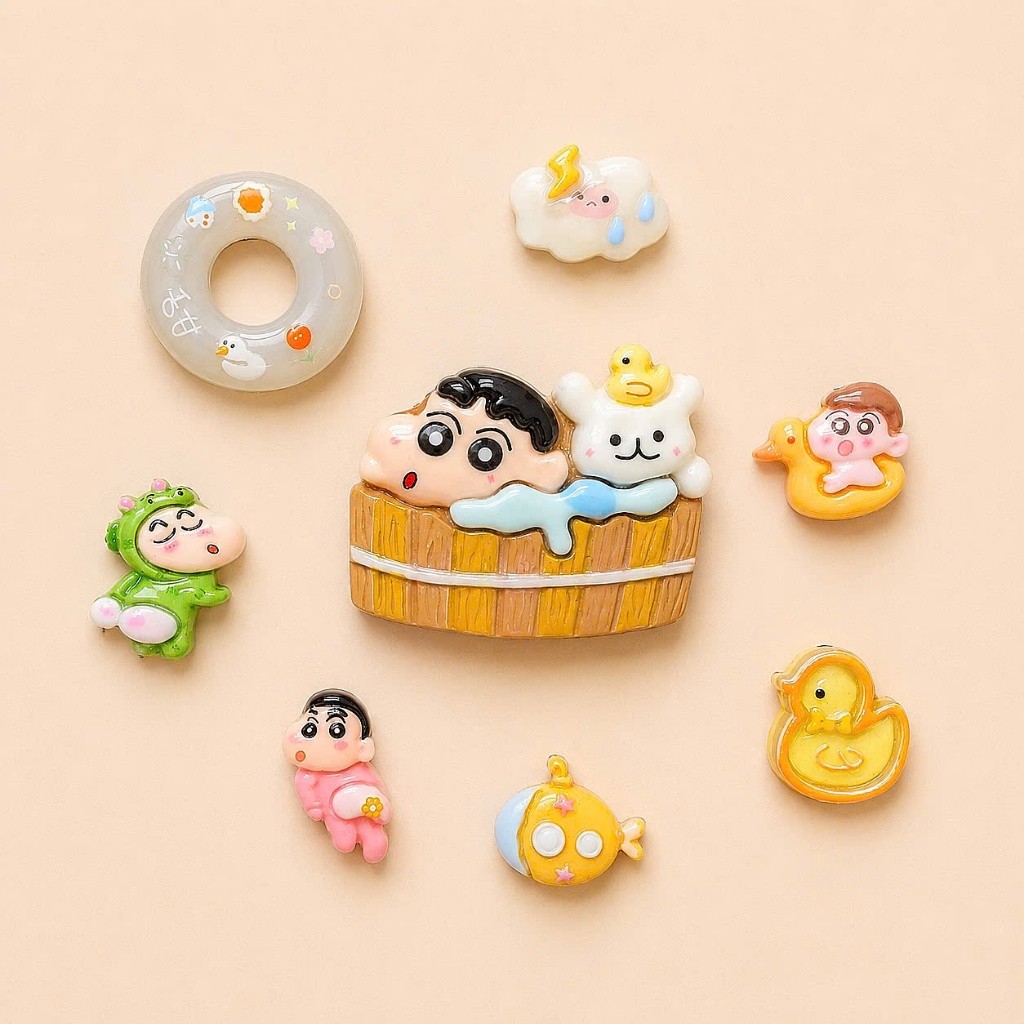 [ĐỘC QUYỀN] Set Charm Shin Chan Đi SPA Tắm Bồn Gỗ Kawaii Cao Cấp, Vịt Vàng Thư Giãn Siêu Dễ Thương🏆