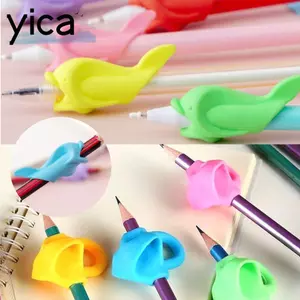 YICA Màu Sắc Ngẫu Nhiên Hỗ Trợ Viết Tay Cầm Chuyên Nghiệp Trẻ Em Người Lớn Hình Cá Huấn Luyện Tay Cầm