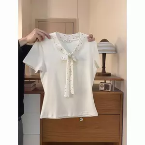 Áo thun ngắn tay thiết kế cổ chữ V chấm bi nữ 2026 Phong cách mới Mùa hè nhỏ Slim-Fit phong cách ngắn Vai chính hãng phong cách Hàn Quốc hàng đầu