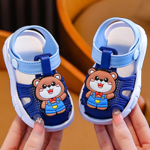 Trẻ Em Dép Trẻ Em Mùa Hè Nam Nữ Baotou Lỗ Giày Trẻ Sơ Sinh Tập Đi Đế Mềm Chống Trơn Trượt Trẻ Em Bé Tập Đi Tã