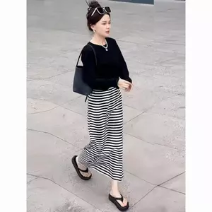 Áo thun dài tay chống nắng dáng rộng vừa vặn + Váy sọc phù hợp cho mọi trận đấu