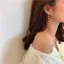 Bông tai ngọc trai thanh lịch với thiết kế dây chuyền dài, tối giản và sang trọng để mặc hàng ngày
