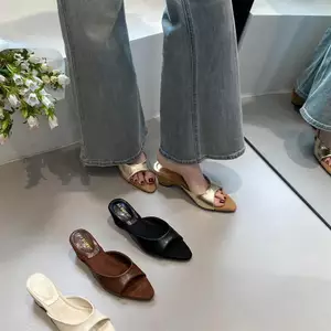 TT Flip-Flops Nữ Mùa Hè 2026 Phong Cách Mới Nêm Gót Chân Tất Cả Trận Đấu Mũi Nhọn Dép Thoải Mái