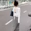Áo thun dài tay chống nắng dáng rộng vừa vặn + Váy sọc phù hợp cho mọi trận đấu