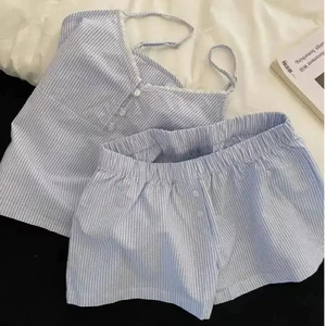 Bộ đồ ngủ VN bao gồm áo Vest và quần short một mảnh, có miếng đệm ngực, sử dụng vải sợi Cotton sọc, thiết kế đơn giản, có thể mặc bên ngoài, thích hợp để mặc ở nhà.