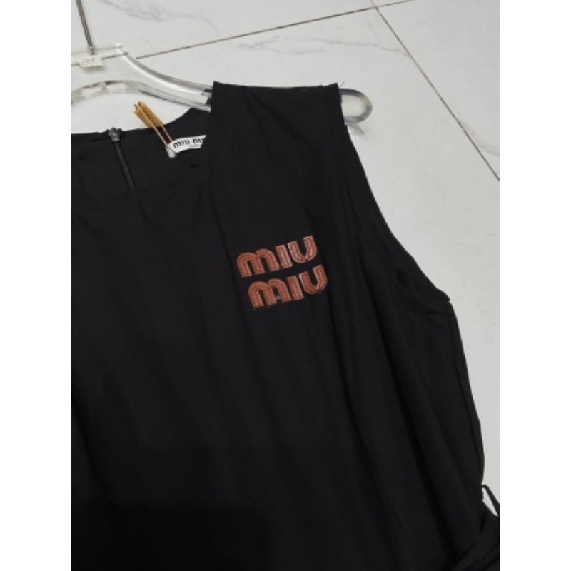 Váy dài mới cổ tròn và chữ thêu cho nữ