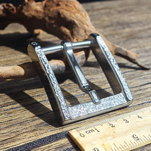Khóa thắt lưng bằng thép không gỉ 20516 / Khóa chốt hình chữ D / Chiều rộng bên trong 4.0cm / Phong cách nam / Khóa thắt lưng không gỉ họa tiết búa / Khóa chốt Nhật Bản đau khổ kiểu cổ điển / Phụ kiện thắt lưng