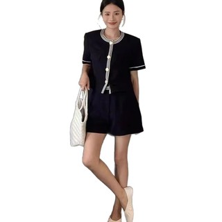 Bộ đồ thể thao mùa hè thời trang và sành điệu dành cho phụ nữ nhỏ nhắn, gồm áo tay ngắn và quần short