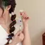 Dây buộc tóc nữ có chi tiết ngọc trai và thiết kế dây điện thoại để co giãn và giữ tối đa