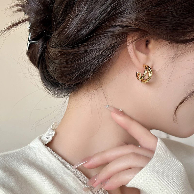 Bông tai nữ màu vàng thanh lịch và thời trang