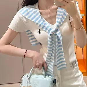 Áo thun ngắn tay thêu + Khăn choàng màu tương phản sọc Bộ đồ mùa hè Phong cách mới Cùng phong cách Hàn Quốc Pony