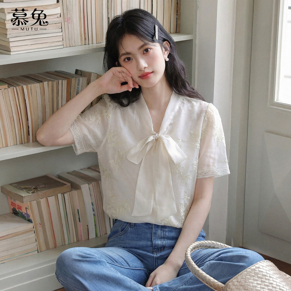 Mutu Pháp Nơ Thêu Áo Sơ Mi Tay Ngắn Phong Cách Mới Nữ 2026 Niche Sang Trọng Đẹp Rời Vai Top
