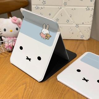 Gương gập mini in thỏ Miffy ôm bánh nền trắng