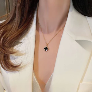 Vòng cổ hoa cẩm tú cầu bốn lá có viền kim loại vàng lung linh hai mặt sang trọng.