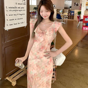 Váy ôm cà vạt màu hồng không tay lãng mạn và dịu dàng