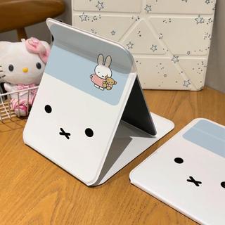 Gương gập mini in thỏ Miffy ôm bánh nền trắng