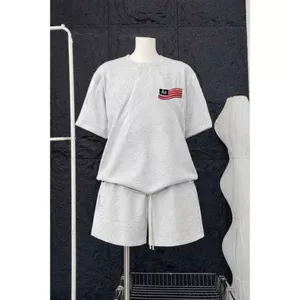 Set đồ nam nữ: Quần đùi cộc dây to màu xám +đậm kết hợp áo phông xám đậm lá cờ basic đơn giản - thoitrangthubio