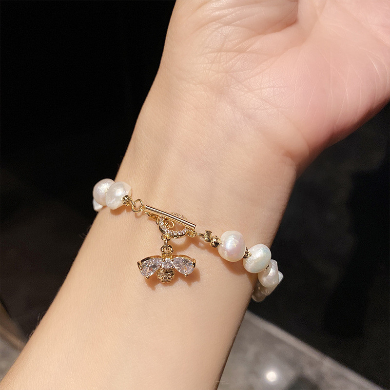 Vòng tay ngọc trai và pha lê thời trang và tinh tế