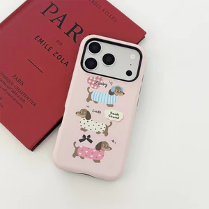 Ốp lưng iPhone Dachshund Trio nền màu hồng nhạt, áo len dễ thương & văn bản "may mắn" Tương thích với iPhone17 / 16 / 15 / 14 / 13 / 12 / 11 Pro Max Plus Vỏ bảo vệ họa tiết dòng di động 2 trong 1