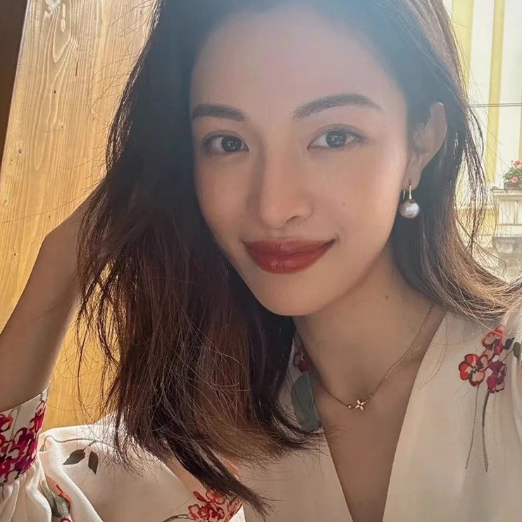 Bông tai ngọc trai bạc thanh lịch và tinh tế
