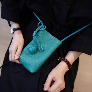 Túi mini đa năng, nghệ thuật, tươi mát và dễ thương với mặt dây chuyền tròn nhỏ và da mềm