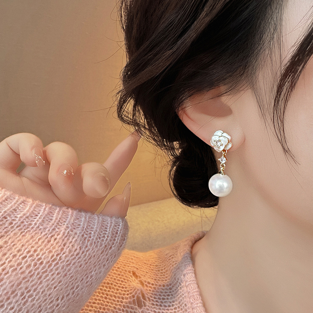 Bông tai ngọc trai hoa trà ngọt ngào và nữ tính
