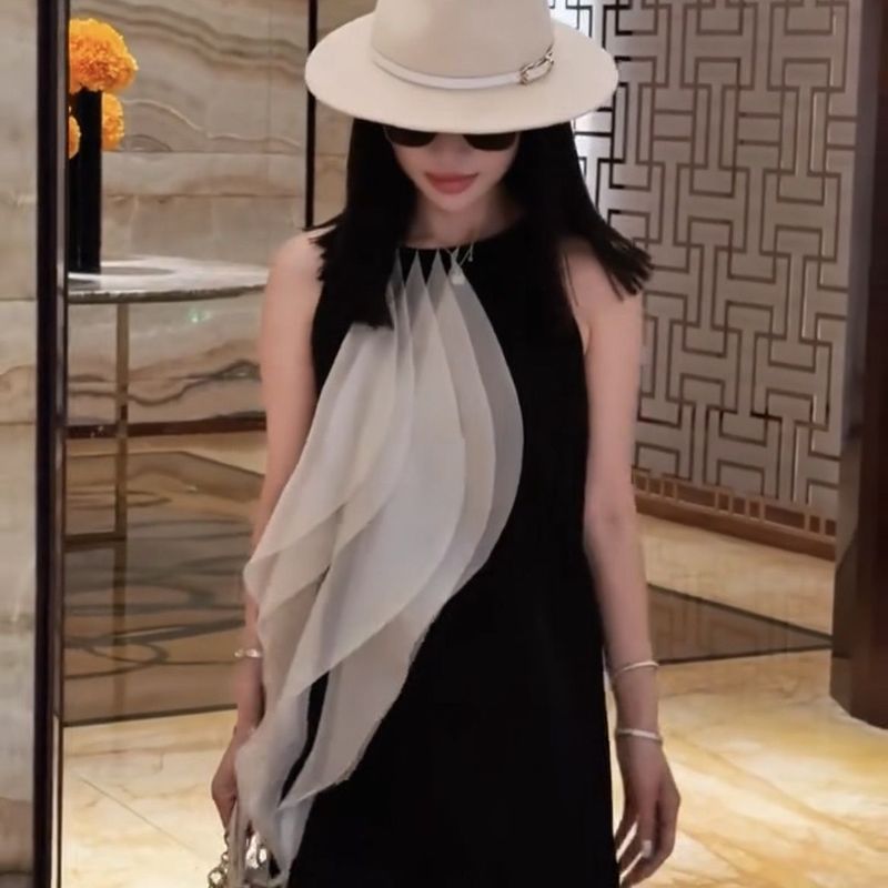 Mùa Xuân Mùa Hè 2026 Phong Cách Mới Đen Trắng Khâu Vải Tuyn Áo Vest Nhỏ Chữ A Đầm Tính Khí Hepburn Phong Cách Đầm Nhỏ Đen