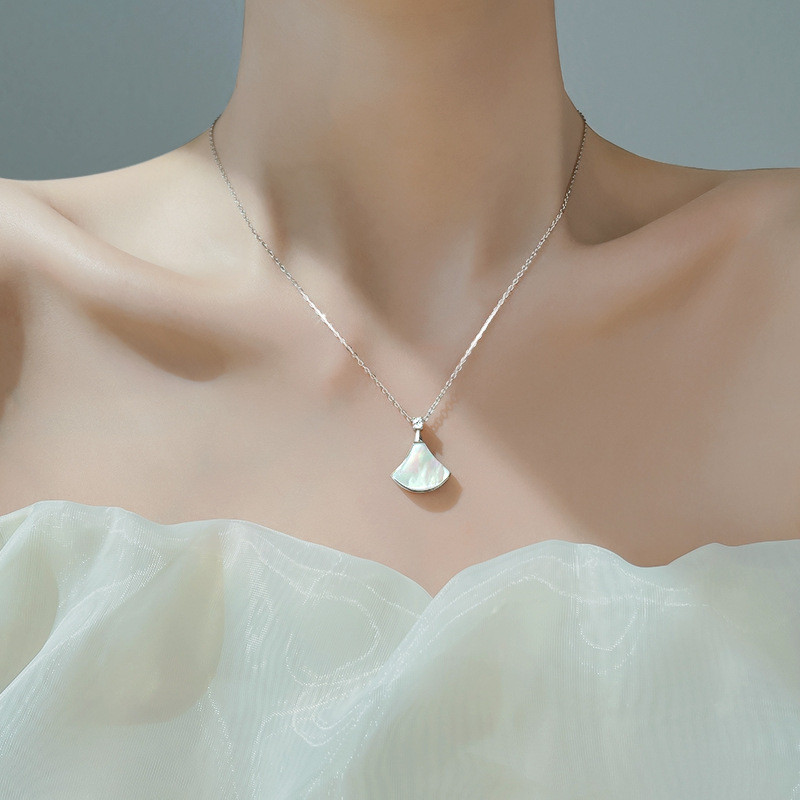 Vòng cổ hình quạt đơn giản và đa năng cho váy