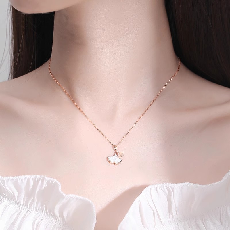 Vòng cổ lá bạch quả làm quà tặng cho người bạn thân nhất của bé gái