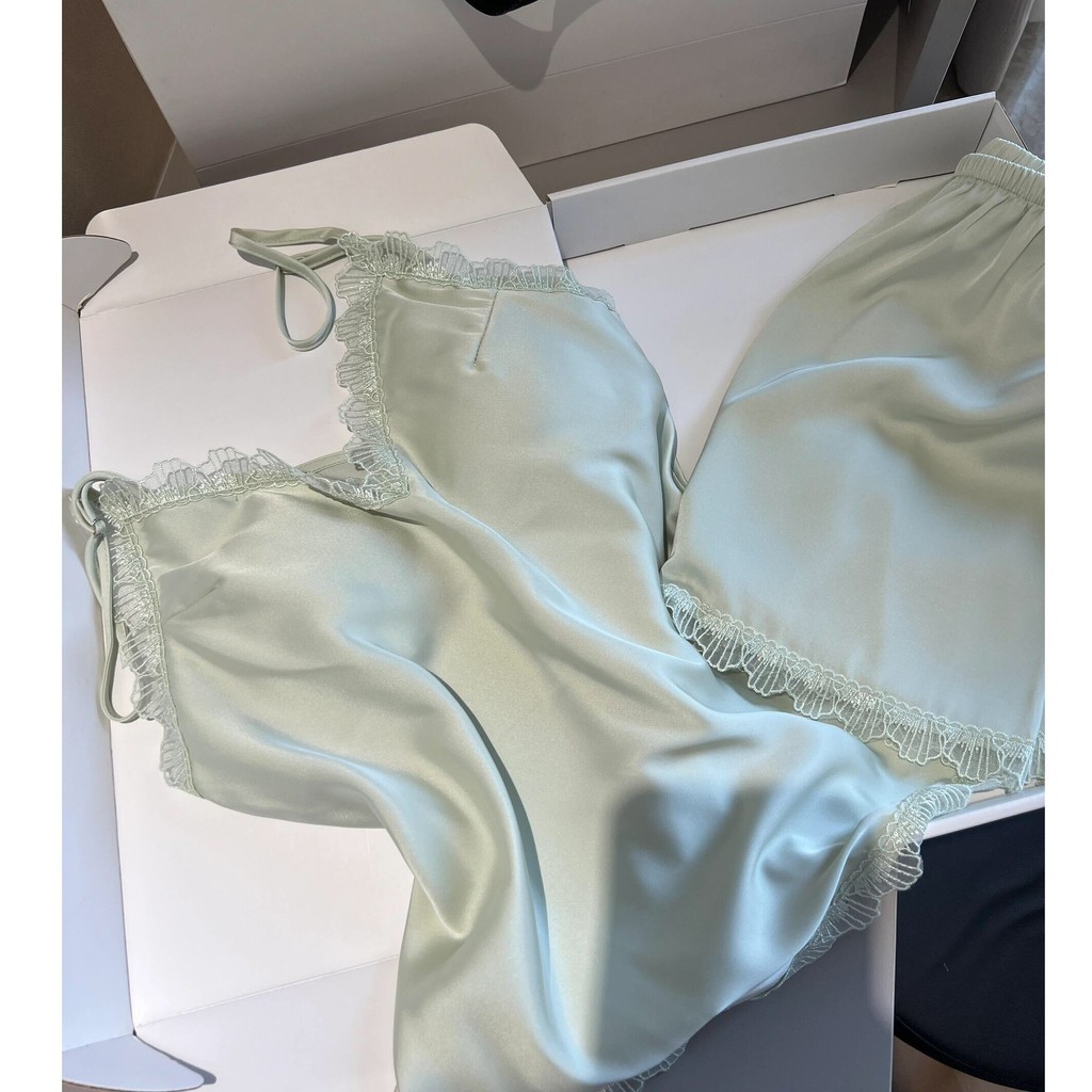 Đi kèm với Ngực Pad Bộ Đồ Ngủ Nữ Thoáng Mát Bên Trong Ice Silk Loungewear Set Sling Quần Short Pure Desire Style Có Thể Mặc Bên Ngoài Cô Gái Ngọt Ngào Cổ Chữ V Nữ Tính Mùa Hè Thoải Mái Thoáng Khí Hẹn Hò Tại Nhà Lười Kích Thước Lớn